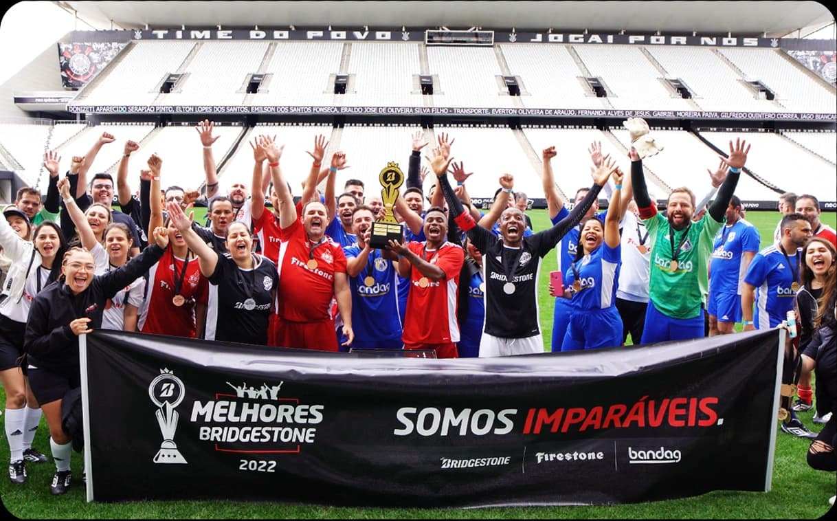 ganhadores da campanha de incentivo Melhores Bridgestone no evento de premiação no estádio do Corinthians com os jogadores de futebol Milene Domingues, Vampeta, Amaral e Edílson Capetinha.